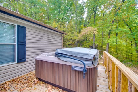 ‘Keane Ranch 2’ Mtn Cabin w/ 300 Acres in Ozark! House in Arkansas