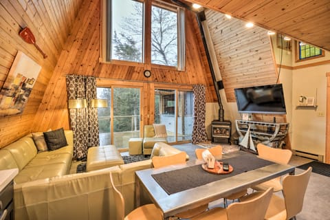 Crofton Cabin w/ Tiki Hut & Water Views! Haus in Lewis and Clark Lake