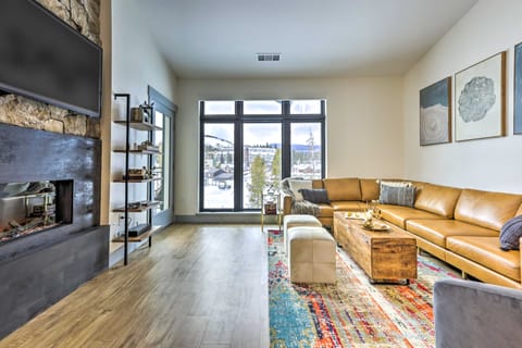 Condo w/ Mountain Views in Heart of Downtown! Apartment in Fraser