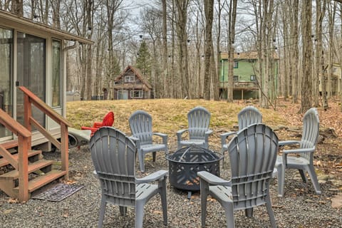 Poconos Vacation Home: Walk to Locust Lake! Haus in Coolbaugh Township