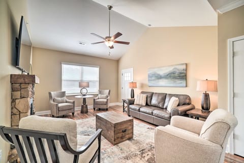 Chic Townsend Condo w/ Saltwater Pool! Apartment in Sevier County