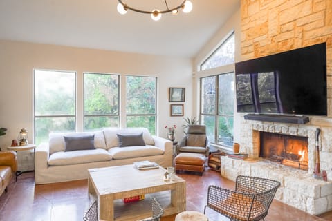 Shaded Getaway w/ BBQ & Fire Pit in Austin! House in Lake Austin