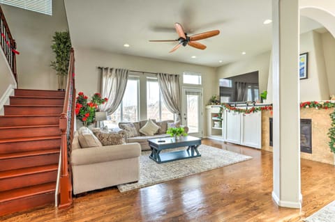 Reunion Home w/ Patio, Near Airport! Maison in Commerce City