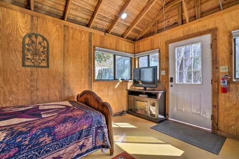 Laid-Back Vibe! Waterfront Lake Dunlap Studio Apartment in New Braunfels