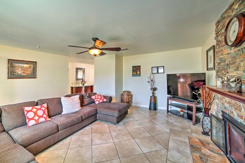 Family-Friendly Home w/ Basketball Court! Maison in Rialto