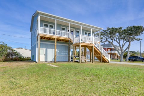 Waterfront Home w/ Sunset & Lighthouse Views House in Harkers Island