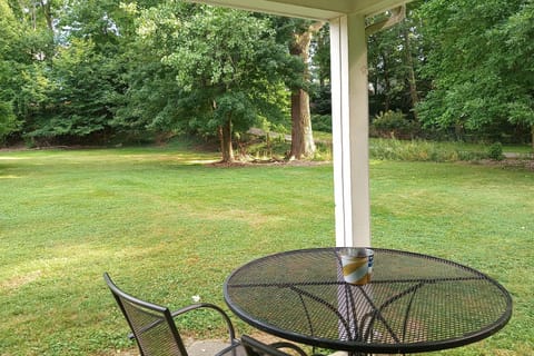 Eastlake Home w/ Patio < 1 Mi to Lake Erie! Apartment in Willoughby