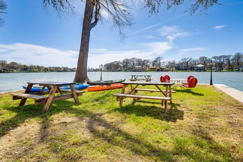 Lake Dunlap Studio w/ Shared Boat Ramp, Dock Apartment in New Braunfels