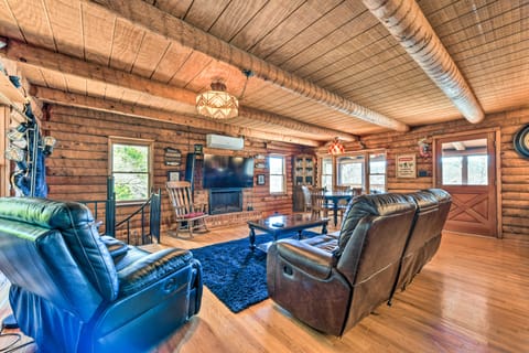 Lake Norman Cabin: Private Dock & Hot Tub! Casa in Sherrills Ford