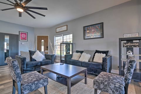 San Antonio Retreat w/ Fenced Pool, Near SeaWorld House in San Antonio