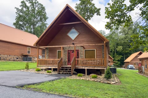 Gatlinburg Mountain Cabin: 4 Mi to National Park! House in Pittman Center