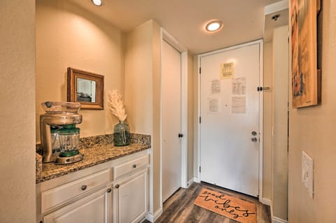 'Deja Blue' Oceanside Condo on Beach w/ Pools! Apartment in Oceanside