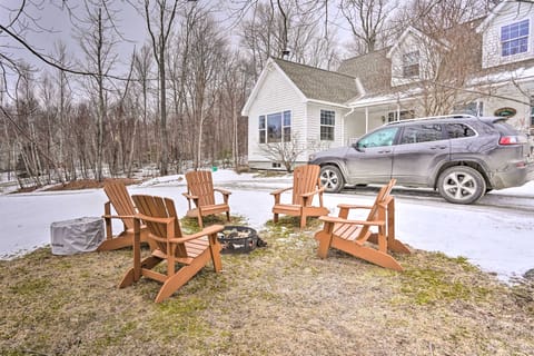 Vacation Rental w/ Hot Tub - Near Mt Snow Casa in West Dover