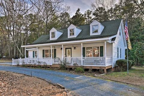 Aberdeen Family Home w/ Fire Pit & Deck House in Southern Pines