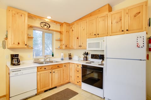 Cave Bay Vacation Rental w/ Game Room! Cottage in Kootenai County