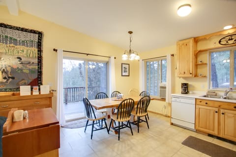 Cave Bay Vacation Rental w/ Game Room! Cottage in Kootenai County