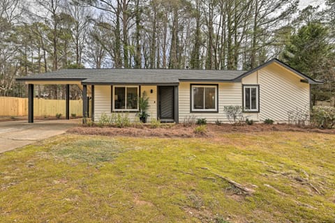 Modern Alpharetta Home: Yard, Walk Downtown! House in Alpharetta