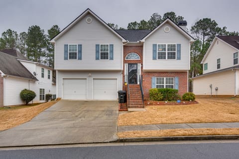 Central Austell Home w/ Furnished Deck & Grill! House in Austell