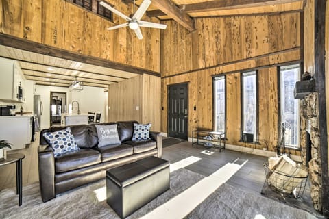 1 Mi to Lake Tahoe: Vacation Rental Home! Apartment in Stateline