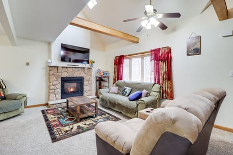 Pet-Friendly Pocono Lake Oasis w/ Hot Tub! House in Coolbaugh Township