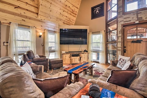 Strawberry Plains Cabin: Private Pond & Game Room! House in Sevier County