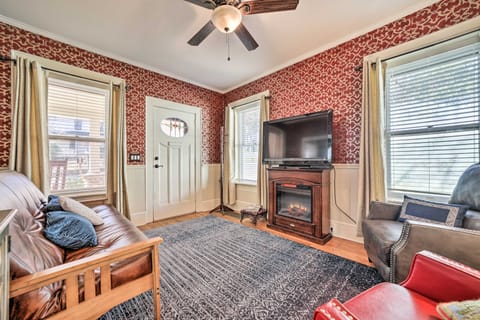 Quaint Home w/ Porch in Downtown Waynesville! Cottage in Waynesville