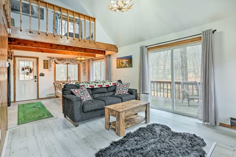 Cozy Poconos Vacation Rental w/ Deck & Yard! House in Middle Smithfield