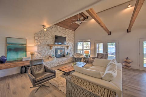 Stunning Lakefront Home: Hot Tub & Game Room! House in Cedar Creek Reservoir