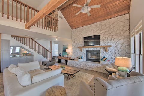 Stunning Lakefront Home: Hot Tub & Game Room! House in Cedar Creek Reservoir