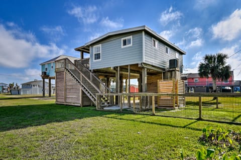 Pet-Friendly Surfside Beach Gem - Walk to Beach Cottage in Surfside Beach