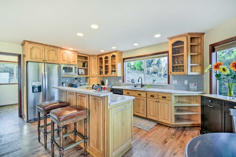 Stunning Sequim Hideaway w/ Hot Tub & Views House in Sequim