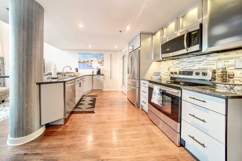 Waterfront Cleveland Apt ~ 1 Mi to Downtown Apartment in Ohio City