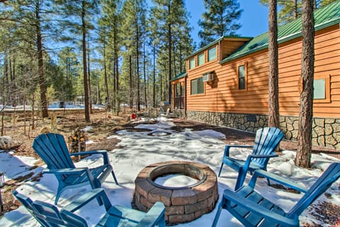 Lakeside Cabin w/ Fire Pit ~ 4 Mi to Show Low Lake House in Pinetop-Lakeside