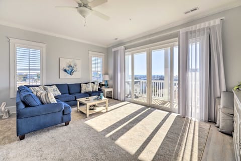 Gorgeous Emerald Isle Getaway: Walk to Beach! Apartment in Emerald Isle