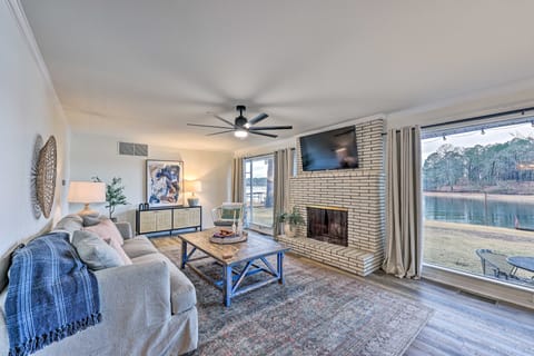 Waterfront Home w/ Dock < 3 Mi to Oaklawn Racing! House in Hot Springs