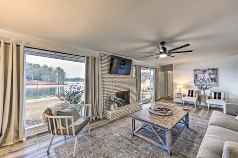 Waterfront Home w/ Dock < 3 Mi to Oaklawn Racing! House in Hot Springs