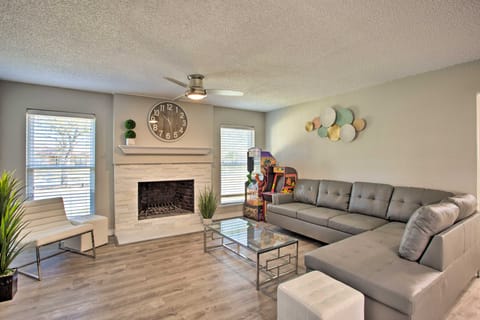 Bright, Airy Home w/ Pool & Grill! House in Richardson