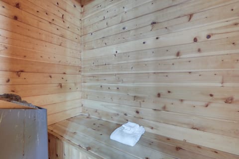 Hot Tub & Pet-Friendly! Gatlinburg Resort Cabin House in Gatlinburg