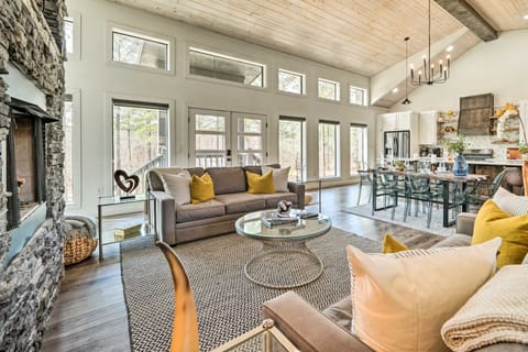 Broken Bow Cabin: Luxe Outdoor Area & Hot Tub House in Oklahoma