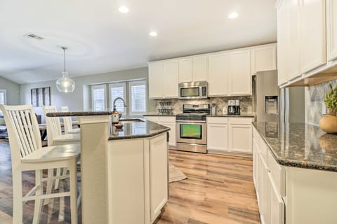 Pet-Friendly Home w/ Pool, 25 Mi to Austin! House in Leander