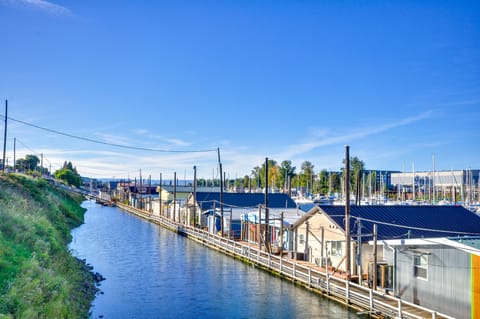 Portland Floating Home Getaway w/ Sauna! House in Vancouver