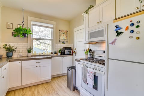 Vintage Bungalow w/ Porch in Sellwood Cottage in Sellwood - Moreland