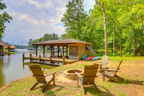 Charming Lake Sinclair Cabin: Fire Pit, Dock House in Lake Sinclair