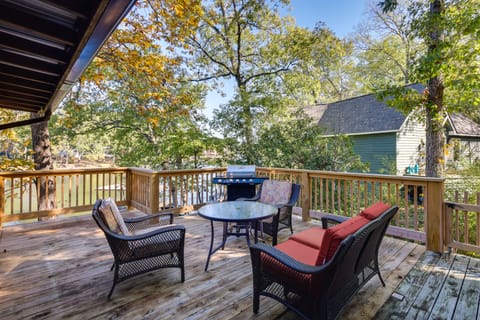 Lakefront Hot Springs Vacation Rental w/ Dock House in Rockwell