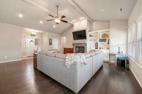 Near Hiking & Biking: Convenient Home in Rogers! House in Rogers