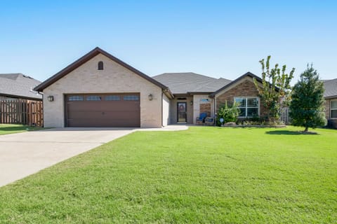 Near Hiking & Biking: Convenient Home in Rogers! House in Rogers