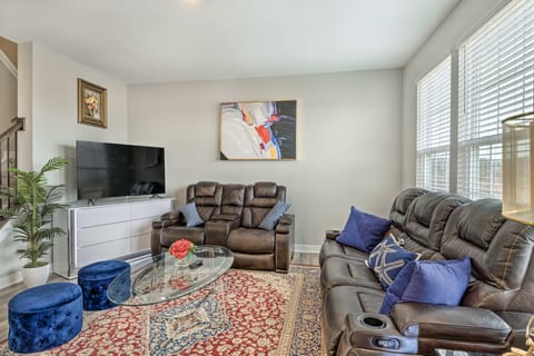 Modern & Spacious Family Home w/ Pool Access! Condo in Fishers