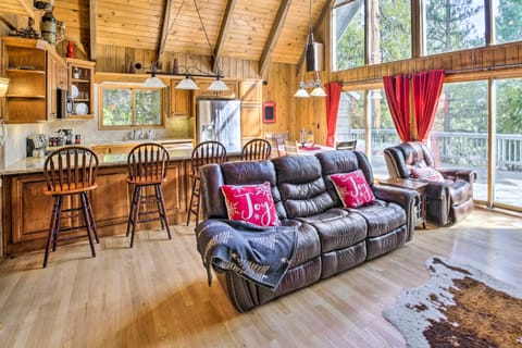 Cozy Cabin ~ 3 Mi to Lake Arrowhead Village Casa in Lake Arrowhead