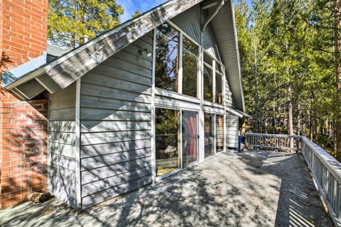 Cozy Cabin ~ 3 Mi to Lake Arrowhead Village House in Lake Arrowhead
