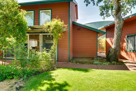 'Hilltop Loft' Ukiah Vacation Rental! Apartment in Russian River